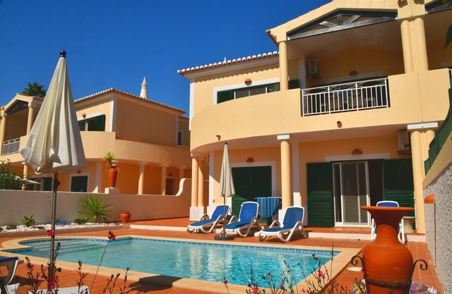 Hermosa villa con piscina privada, fabulosas vistas al mar, a pie de la playa