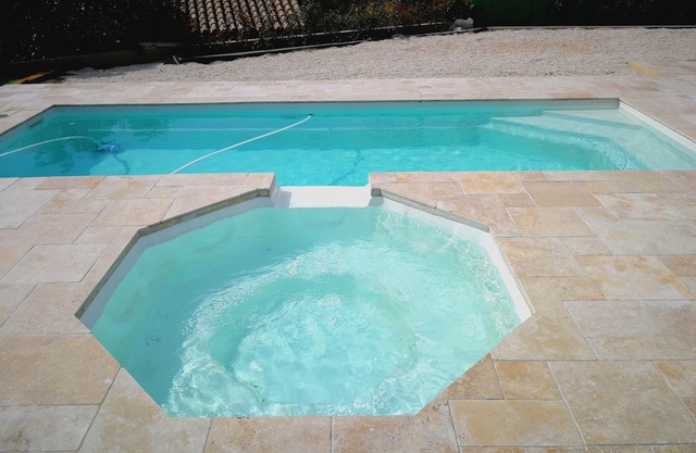 Hermosa Villa con piscina, jacuzzi y cancha de petanca no se pasa por alto :)