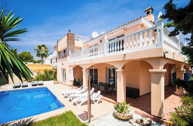 HERMOSA VILLA CON PISCINA PRIVADA, JARDÍN CERCA DE LA PLAYA, PISCINA CLIMATIZADA