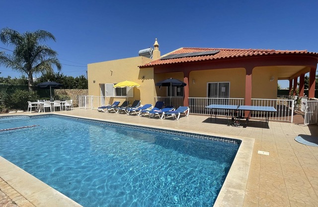 Hermosa Villa, Perfectamente Ubicada con Ambiente Relajante. 4 Dormitorios, 4 Baños, Gran Piscina Fen.