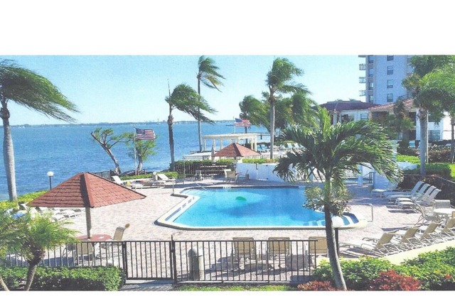 Hermosa vista al agua bloques de apartamentos de la playa.