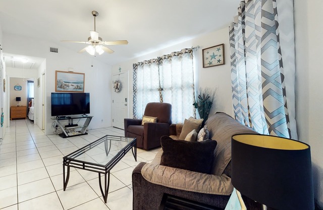 Adecuado para perros, casa frente al mar con muelle privado, piscina compartida, jacuzzi