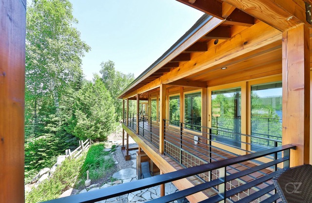 Beautiful waterfront cottage, with fireplace and spa.