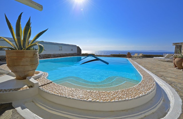 Villa frente al agua con una piscina y una fantástica vista al mar