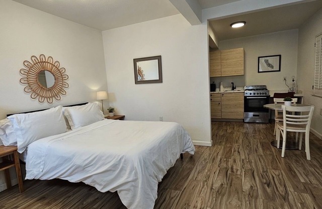 Beautifull Renovated High Ceiling Studio with Great Light