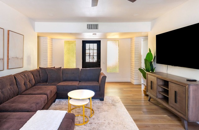 Beautifully Appointed 5BR 2BA Home Heated Pool