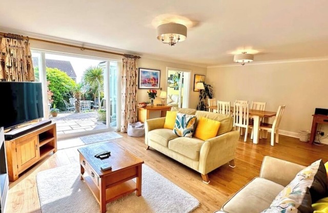 Beautifully presented 3 bed house above marina.