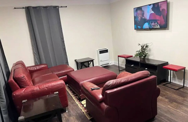 Beautifully remodeled 2-bed downstairs unit by LAX, SoFi, BMO, USC