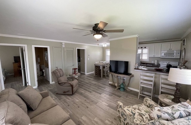 Bellamente actualizado y asequible 2 BR / 2BA Cottage, un gran lugar de vacaciones!