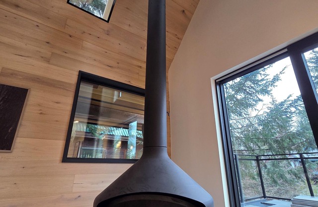 Beautifully Renovated & Fully Furnished 5 Bedroom, 4 Bathroom Home in Creekside
