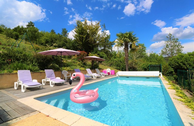 EXCELENTE CASA DE PIEDRA Y PISCINA PRIVADA CON CALEFACCIÓN CERCA DE INSTALACIONES Y SARLAT