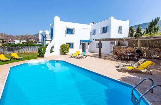 Villa bellamente decorada, piscina privada, bañera de hidromasaje, espectaculares vistas al mar, ¡en Pomos a 350 ma la playa!