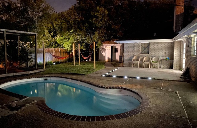Beauty w/ a Pool! Close to Downtown & walk to Bay!