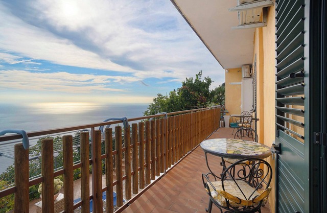 Alojamiento y desayuno 'Camera Amalfi Con Vista Mare' con vistas al mar, Wi-Fi y aire acondicionado.