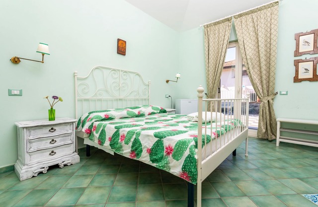 Bed and Breakfast 'Luna' con Vista al Mar, Piscina Compartida y Wi-Fi