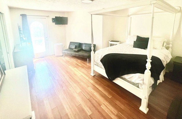 Bed and breakfast located in Speedway, 1.6 miles to Indianapolis Motor Speedway