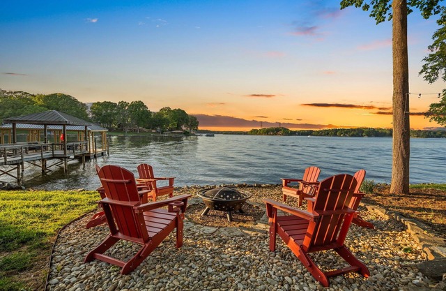 Bella Vista by Socharm | Lakefront Getaway