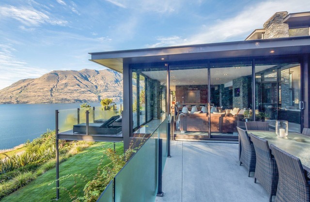 Casa moderna con sauna privada, piscina de spa privada, sala de juegos y vista al lago