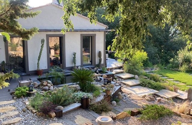 Belle Maison Avec Vue. Jardin et Piscine