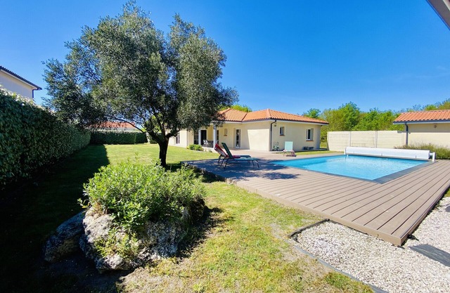 Belle Villa Contemporaine avec Piscine pour 7 personne à Biscarrosse dans quartier calme (211)