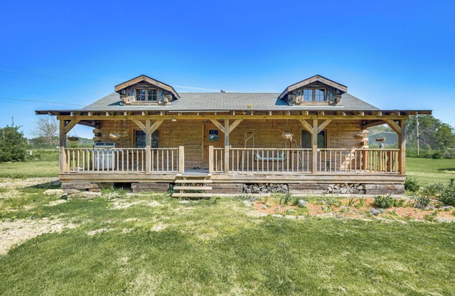 Bellevue Log Cabin w/ Gas Grill & Creek Access