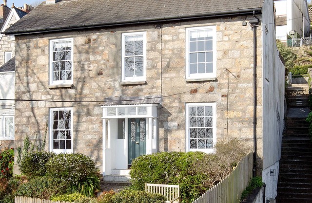 BELMONT, family friendly, country holiday cottage in Newlyn
