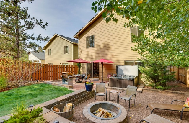 Bend Getaway w/ Private Hot Tub, Patio & Grill!