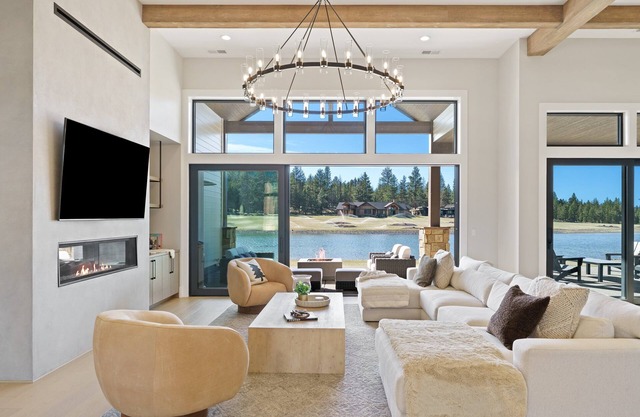 Private Wakeboarding Lake, Hot Tub, Fire Pit, 10 Min 2 Bend