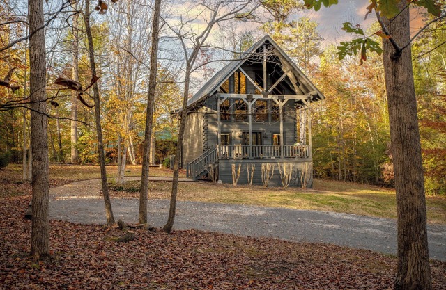 Bespoke Cabin w/Pool access, minutes from Nat'l Park & Pigeon Forge