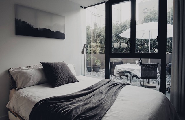 Bespoke Yarra River Living Courtyard Chapel Street Shops Cafés Netflix