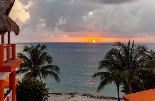 ATICO FRENTE AL MAR CONDOMINIO CON TERRAZA PRIVADA EN LA AZOTEA !!!
