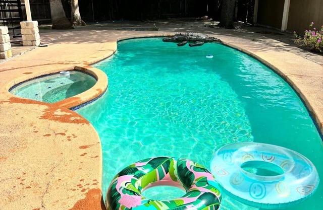 Best location in McAllen: pool, unwind, perfect for groups, Prime Location