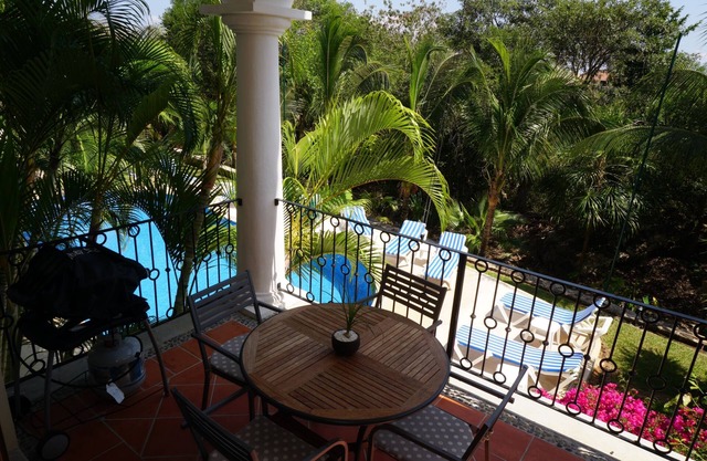 Condominio junto a la piscina en relajante comunidad cerrada del océano.