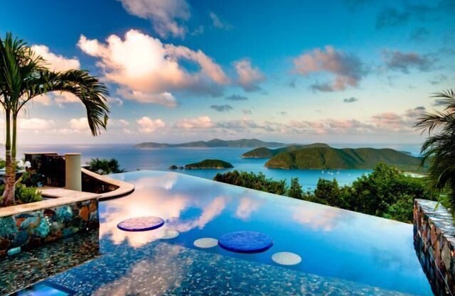 Las mejores vistas y la terraza de la piscina en St. John, justo en la colina desde la playa de Cinnamon Bay.