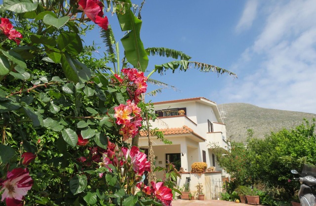 Il Roseto di Betty, apartamento con jardín en villa dos elevaciones