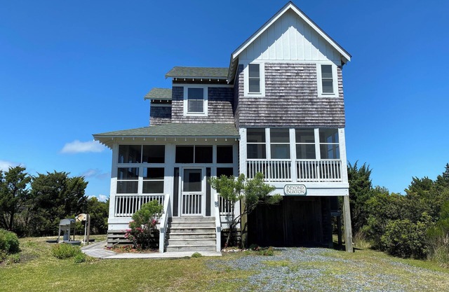 Relajarse en un ambiente informal en esta hermosa casa que tiene un mont�����n de cubiertas que ofrecen vistas del pantano.