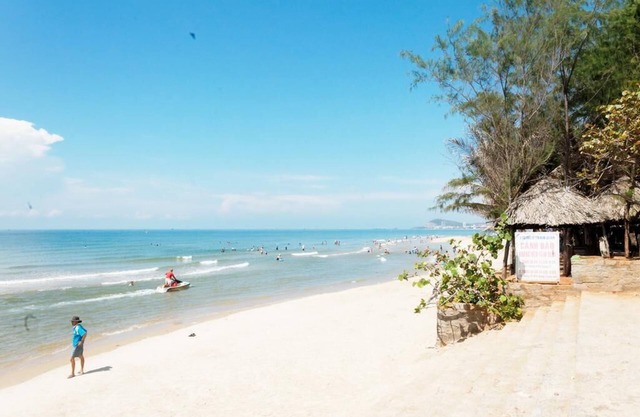 Jardín junto al mar en la playa de Long Cung.