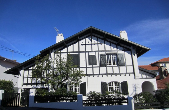 BIARRITZ, Large Basque villa, close to the ocean, golf course and town center, in a quiet location.