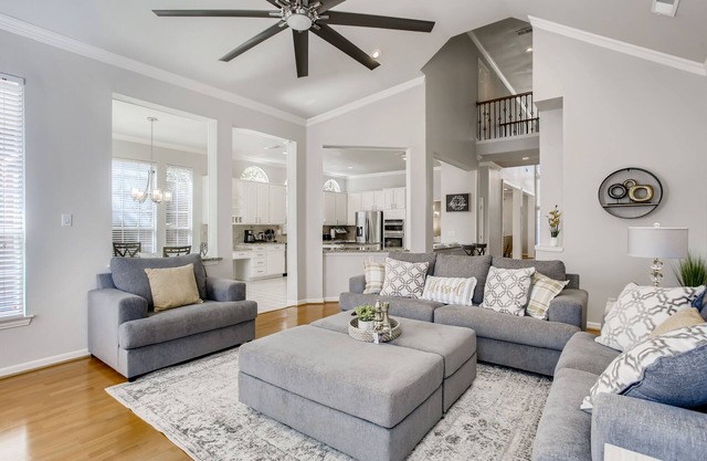 Big 5 Bed/ 3.5 Bath Modern Home ⌂ Disney+ included, Free Parking, Fast Wi-Fi