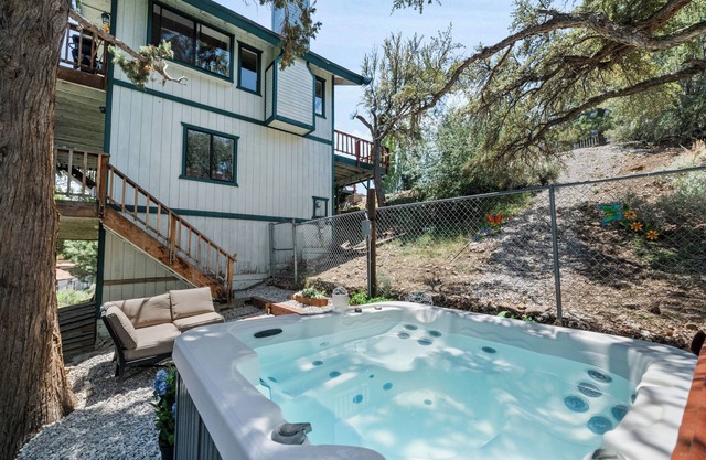 Big Bear Treehouse: Jacuzzi, Views, Pets OK