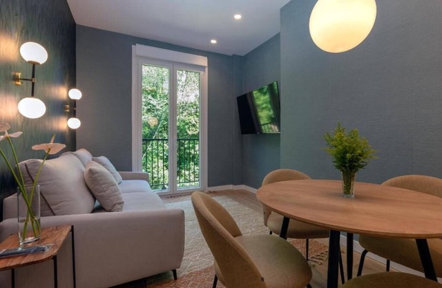 BIG Full Apart 4 ROOMS in a Centric Home Parking Included