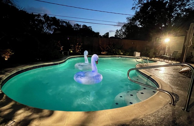 Centrally-loc. Luxury in Houston, Big Heated Pool, Sunroom, Billiards, Sleeps16
