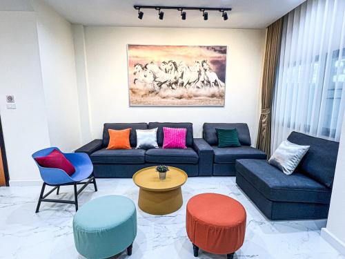 BIG House, 300m to BTS Phra Khanong, Thonglo, Em District, Terminal 21, MAX 20PPL, 12Bed, 5Bath