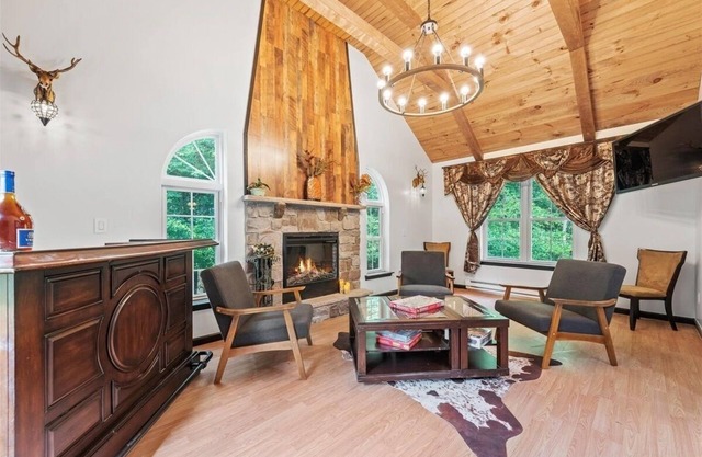Big House Pocono w/ outdoor spa, Sauna, game room, BBQ, by Kalahari & Camelback