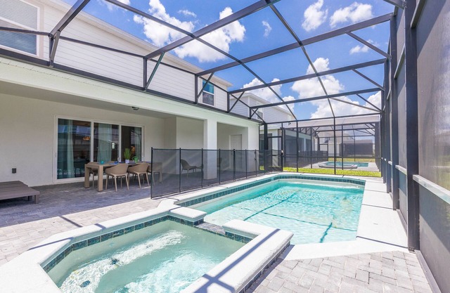 August Deal! 8BR Windsor Cay Home | Family Fun & Group Getaway