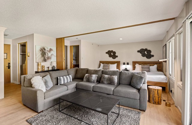 Vistas a la montaña de Snowmass, patio, parrilla, piscinas al aire libre / jacuzzis, estacionamiento gratuito, chimenea, entrada y salida de esquí.