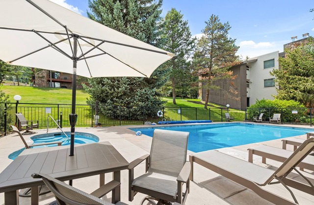 Popular Snowmass Condo! Outdoor Pool & HT/Wood FP/Balcony/Grill. Elevator, Parking. Next to Village