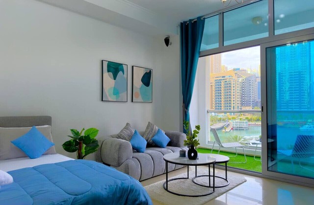 Big Studio w/ Balcony and easy access to the Beach in Marina