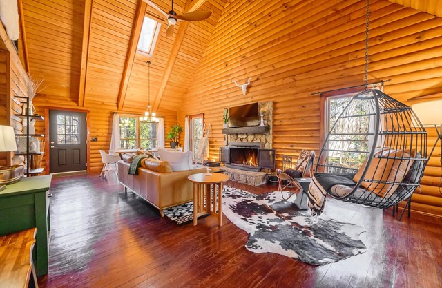 Big Warm Hug of a Cabin! Luxury Linens, Best Coffee Station for Miles