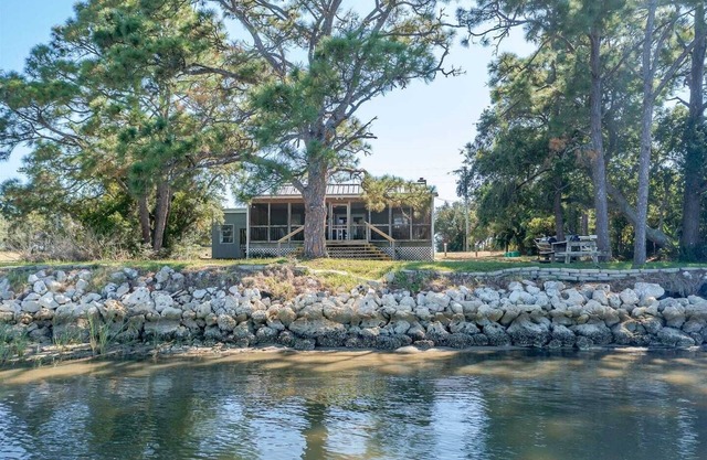 Bill's Bay Breeze is the perfect spot for a family vacation or a weekend getaway